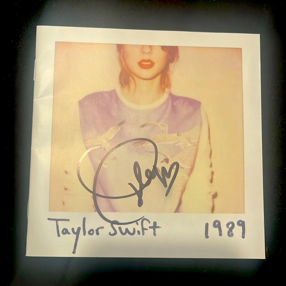 Signed original 1989 Taylor swift CD
